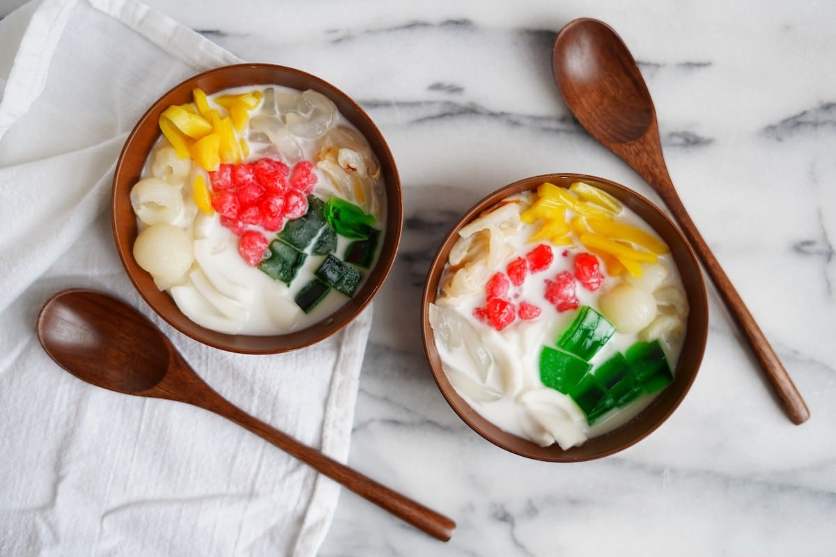 che ba mau (three-color dessert), che chuoi (banana with coconut milk), and che troi nuoc (glutinous rice balls in ginger syrup)